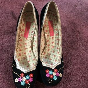 Betsy Johnson Flower pattern pumps